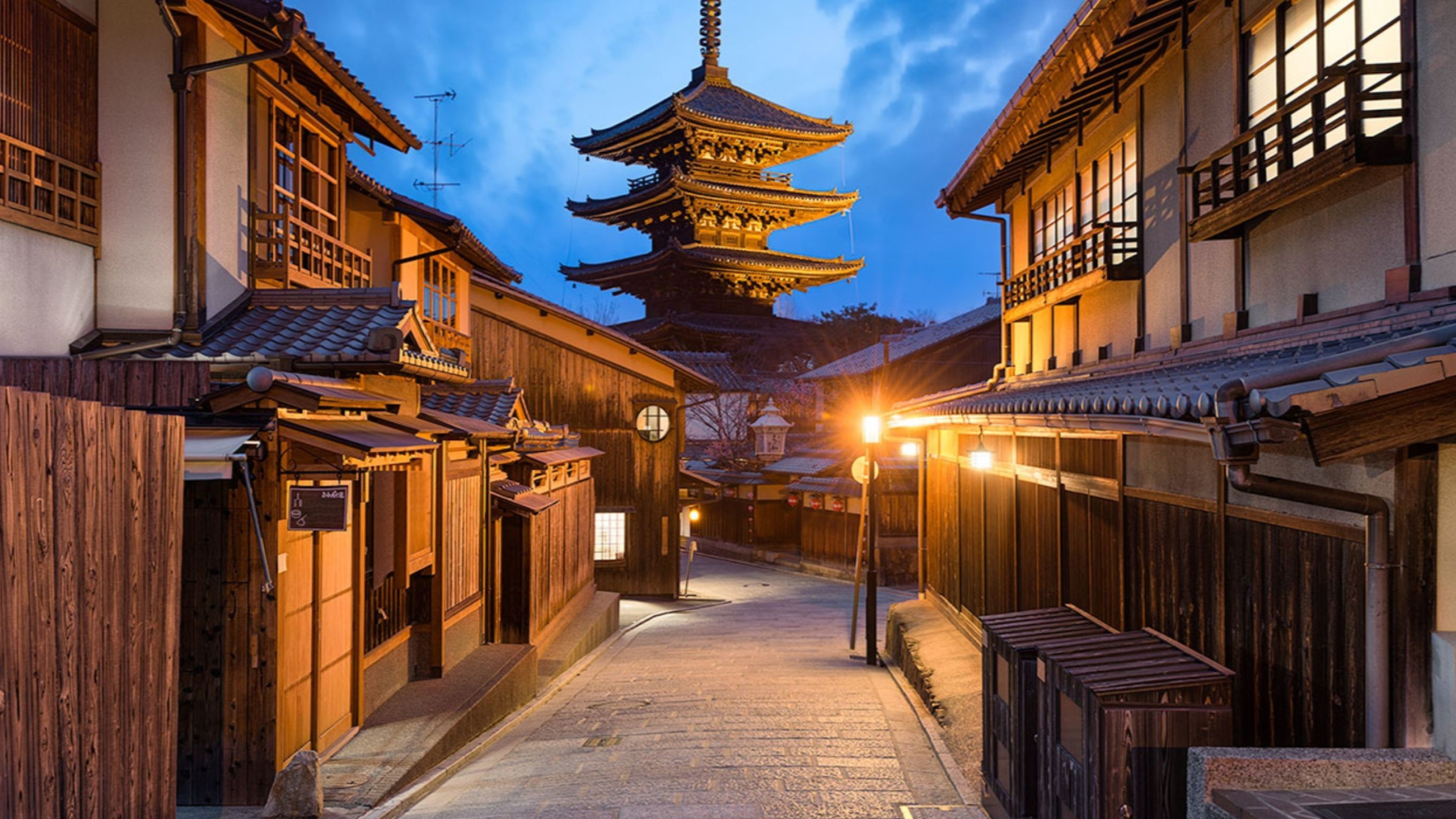Calle tradicional japonesa iluminada al anochecer