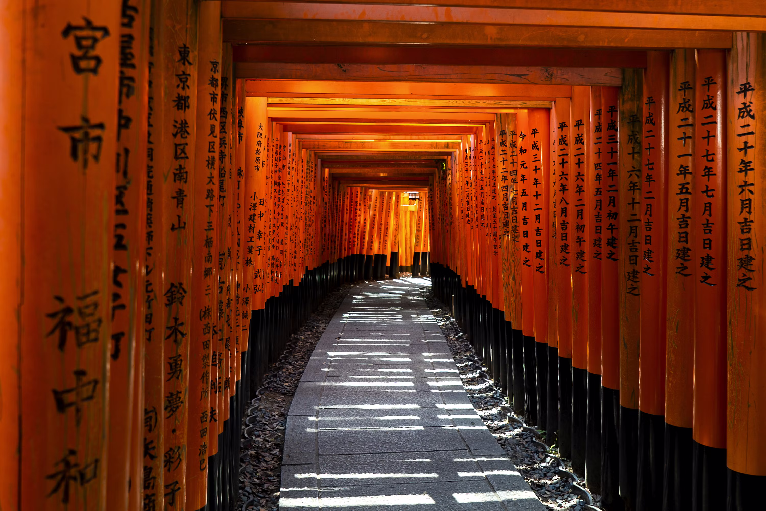 Sendero de puertas torii naranjas en Fushimi Inari.