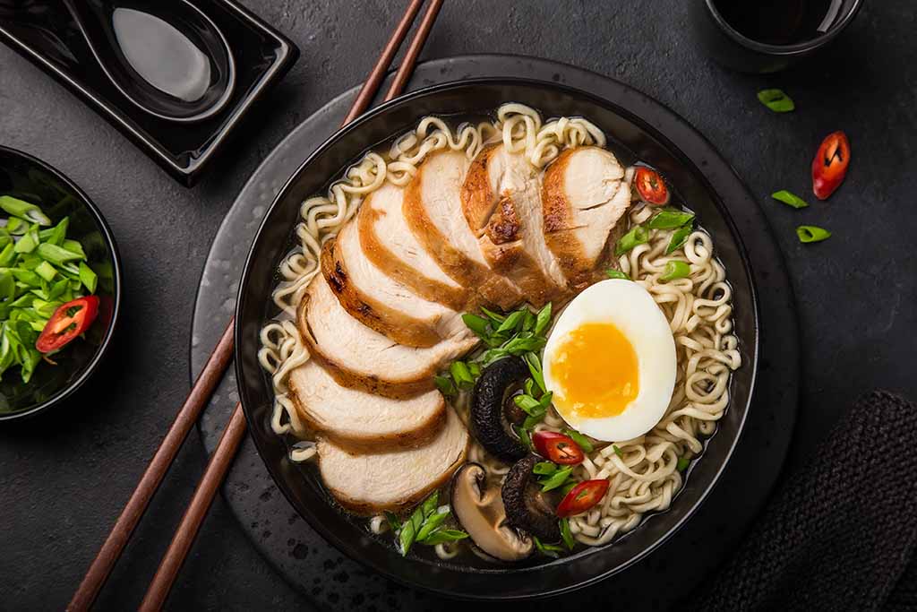 Cuenco lleno de ramen