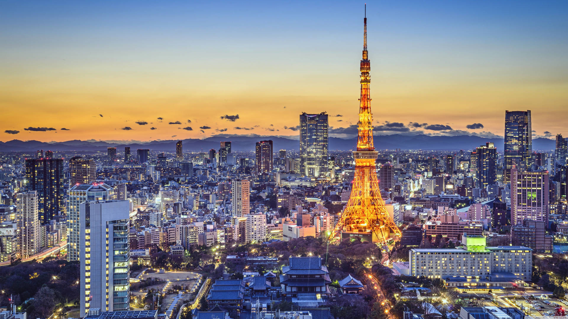 Torre de Tokio iluminada frente al Monte Fuji al atardecer